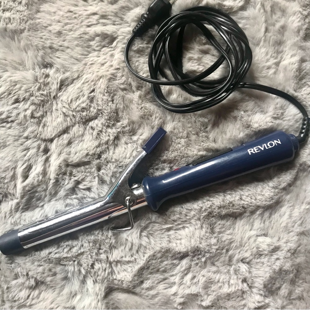 Revlon 1 inch curling iron used once of twice, no signs of wear or rust